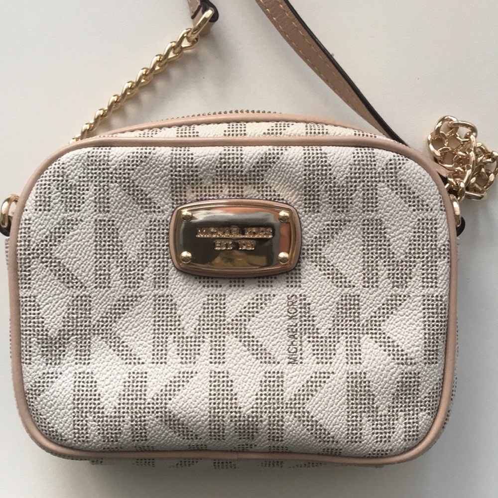 Michael Kors crossbody! (No scratches, never wore)